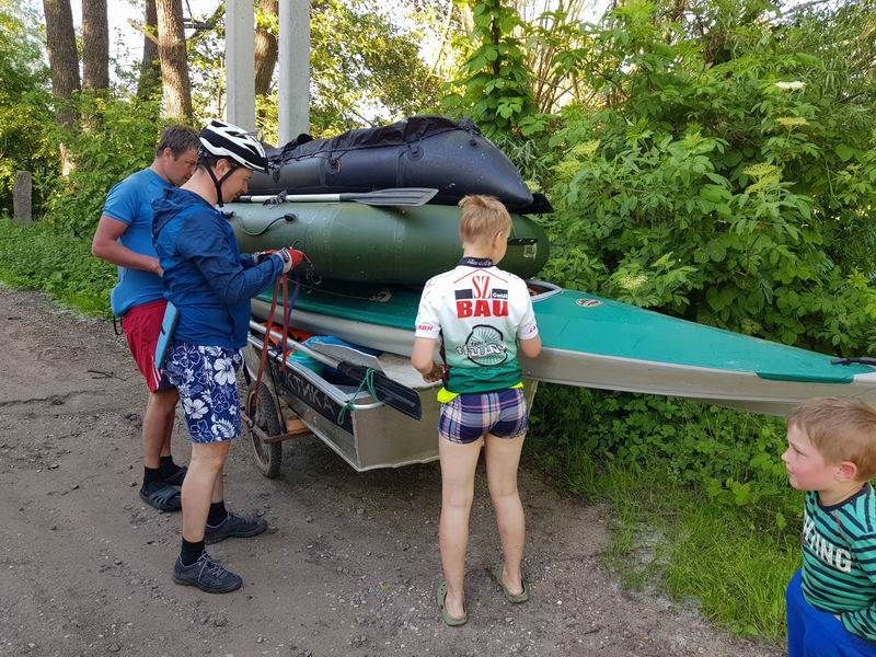 Водная группа готовится к перевозке лодок на р. Матросовку