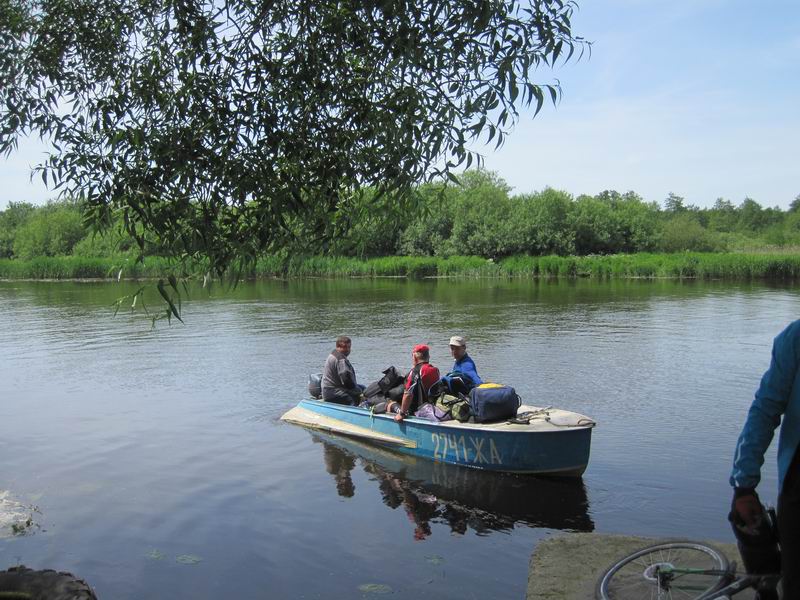 Переправа на моторной лодке в Головкино