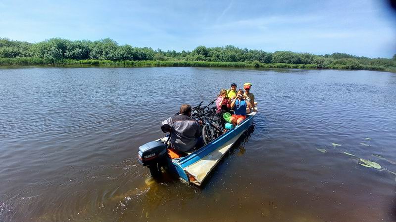 Переправа на моторной лодке