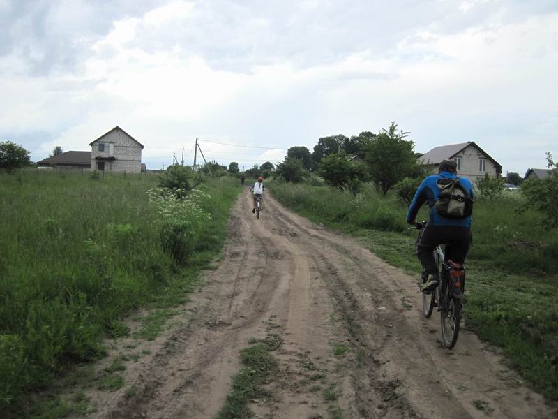 Въезжаем в Забарье по грунтовке