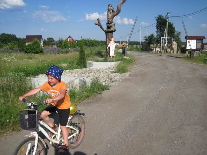 Выезд из СНТ украшен фигурками