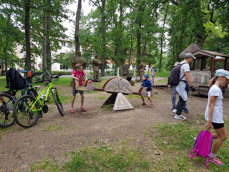 Остановка на детской площадке в Ладушкине