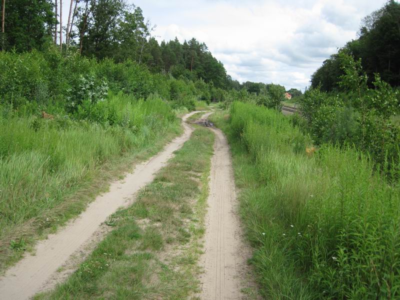 Продолжаем движение вдоль железной дороги