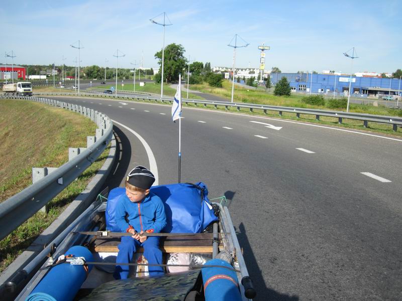 Дамиан заезжает на лодке в горку