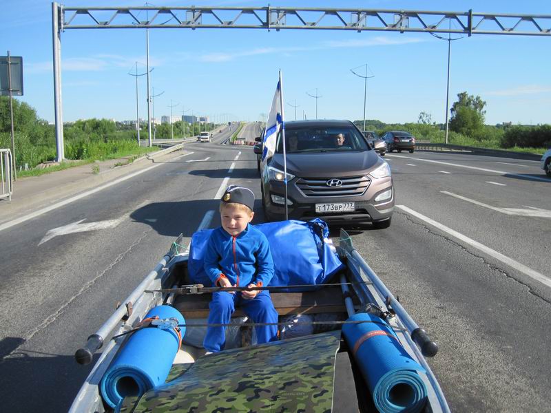 Стоим на красный не перекрёстке с Емельянова