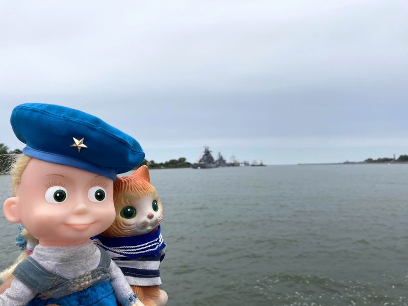 Маша и Янтарик на фоне военных кораблей