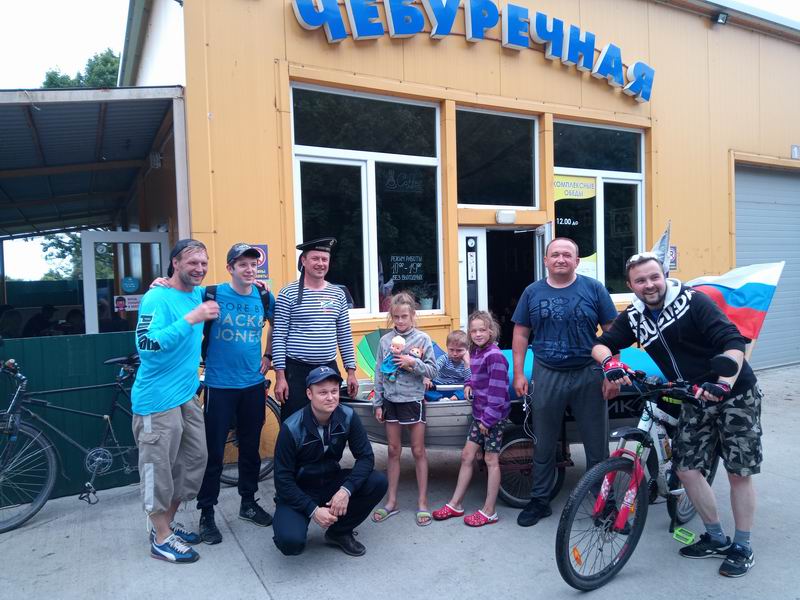 Совместное фото с велотоварищами в Чебуречной в Приморске