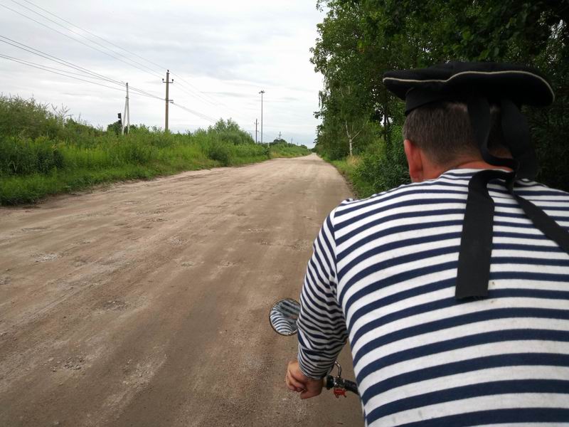 Едем по грунтовке вдоль железной дороги