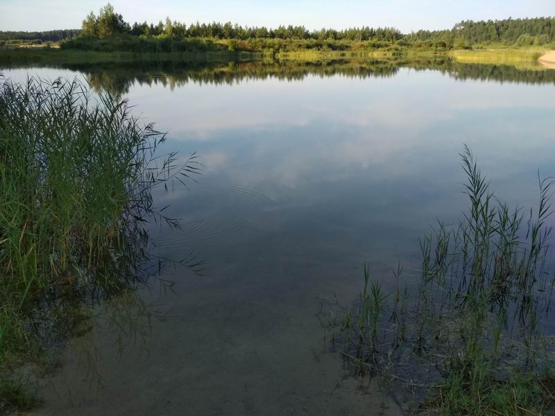 Пляжик на озере с прозрачной водой