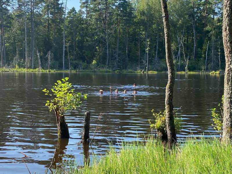 Участники купаются в озере Узком