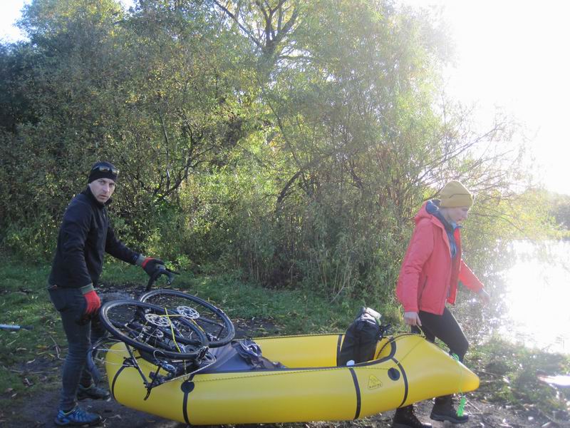 Алексей Кулеш и Мария Москалёва спускают на воду пакрафт