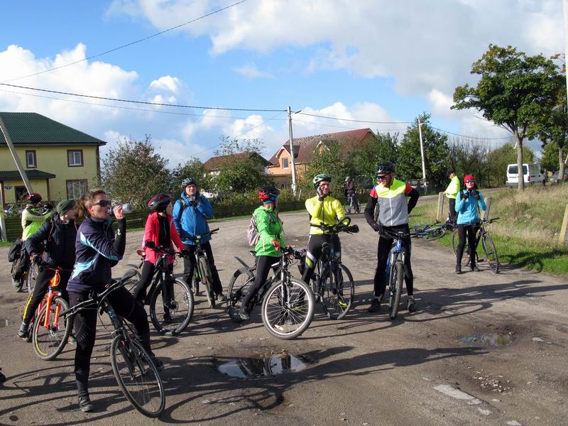 Остановка на развилке в Солнечном, ждём отстающих.