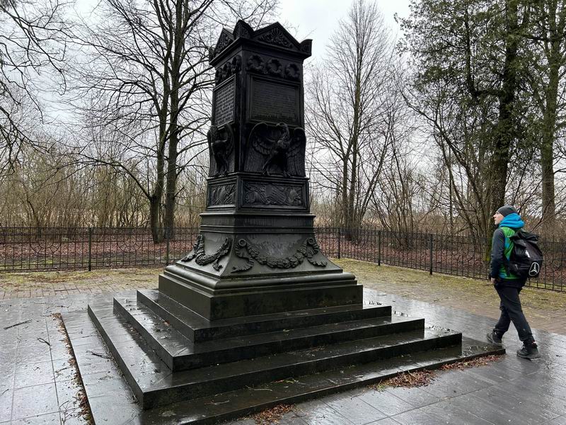 Кирилл Белоглазов осматривает памятник