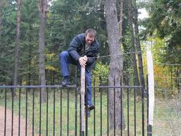 Подъехав к виадукам, обнаружили забор. Но это нас не остановило :)