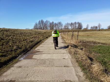 Едем по бетонной дороге вдоль реки Пасленки