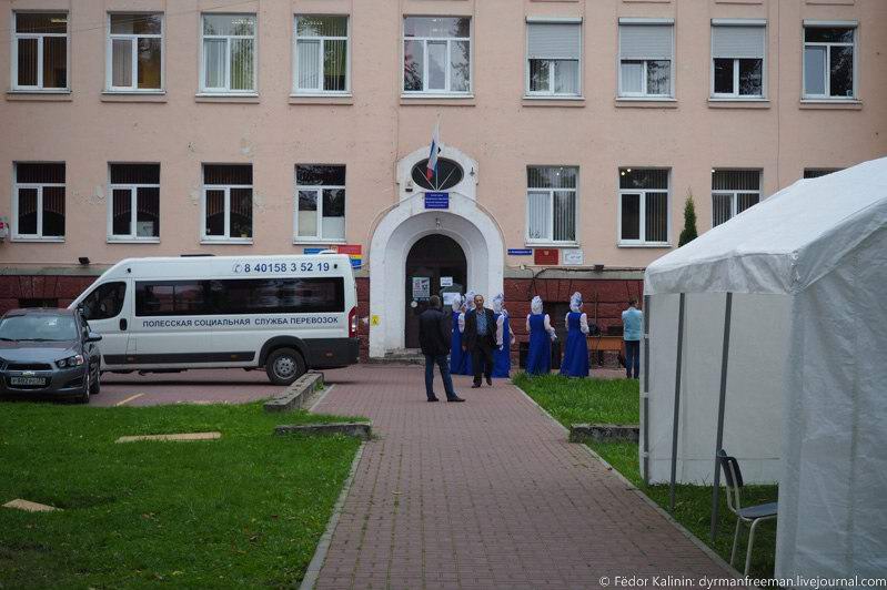 В Полесске какое-то торжество. Наверно, день выборов губернатора.