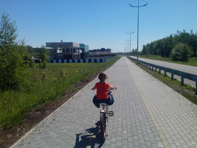 Дариана едет не крутя педали