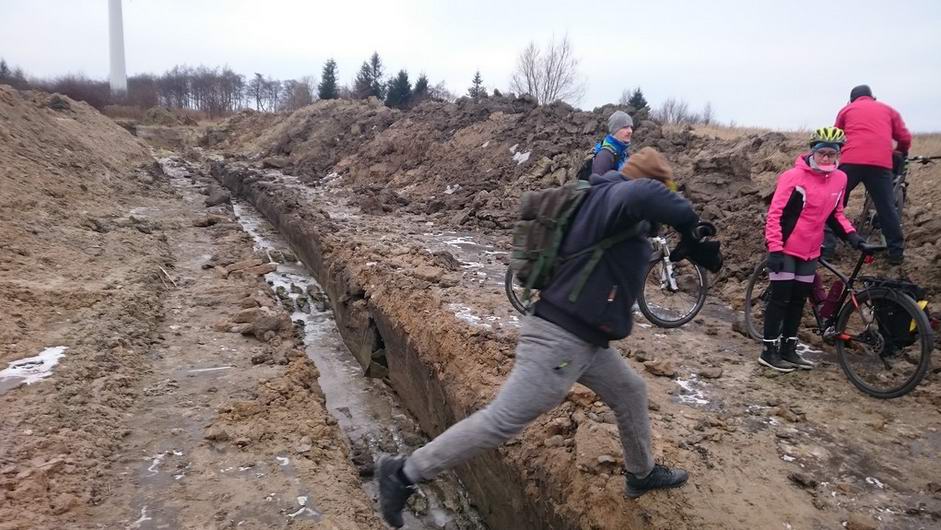 Опять ров, перепрыгиваем