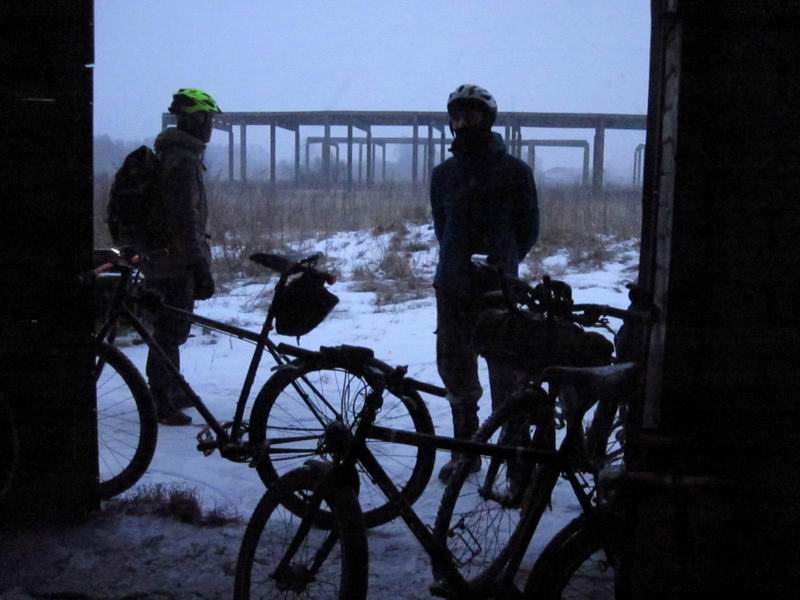 Остановка в заброшенном ангаре