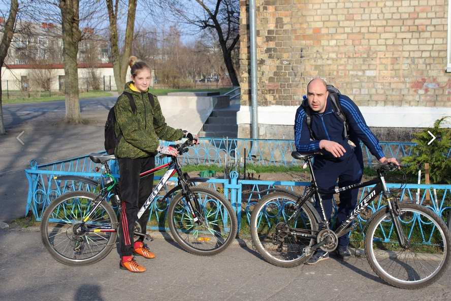 Первые на старте Долотов Илья и Сорокина Арина