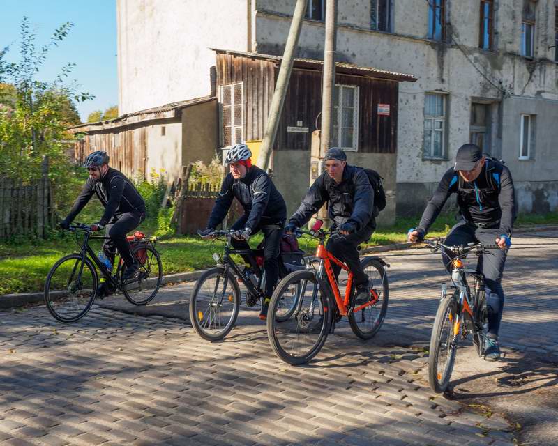 Суровые парни на суровой брусчатке