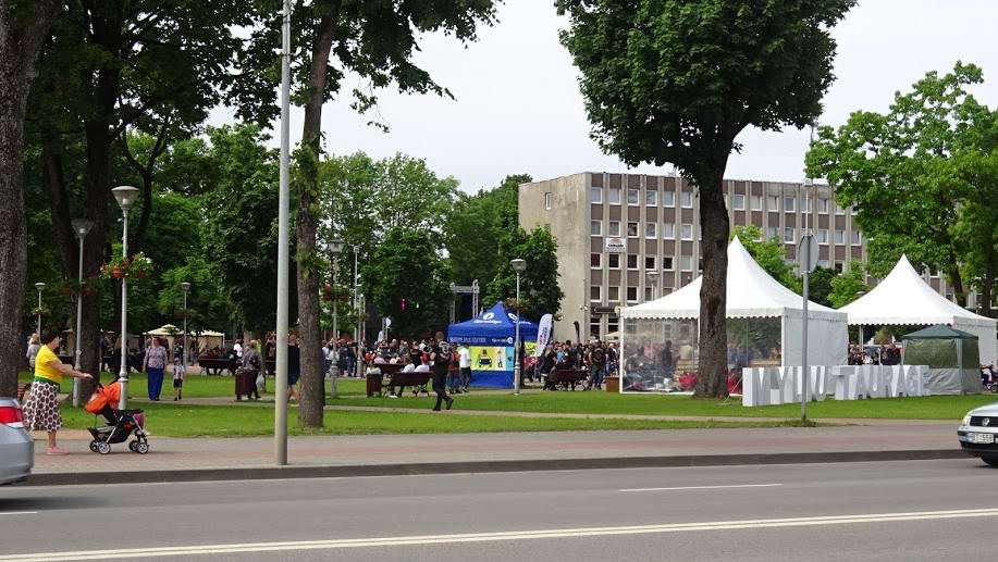 Народное гулянье в городе Таураге.