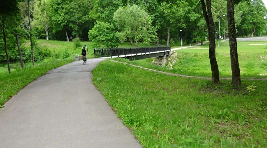 В Юрбаркай по велодорожке.