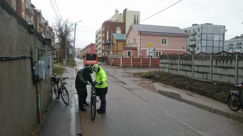 После столкновения со мной у Лены погнулся петух, выпрямляем