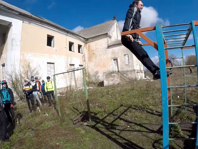 На спортивной площадке можно поделать всякие упражнения