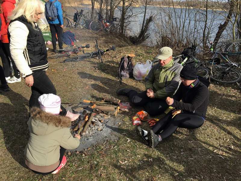 Участники жарят сосиски