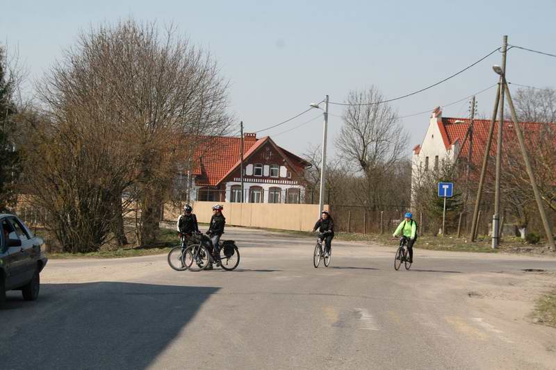 Перекресток, участники подъезжают