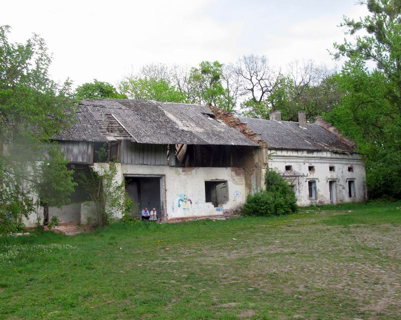 Местные жители отдыхают у конюшни замка.