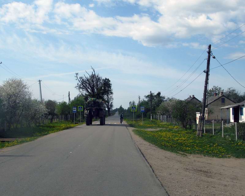 Нас обогнала машина с двухметровыми колесами.