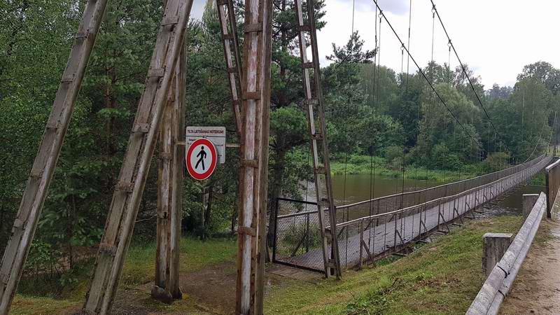 Упс! Висячий пешеходный мост через Гаую оказался закрыт