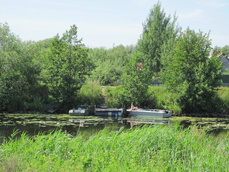 Мужик загорает на лодке
