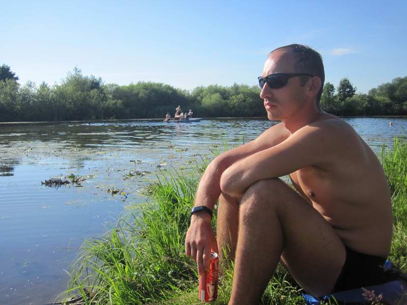 Илья Мошинский на фоне водного велосипеда
