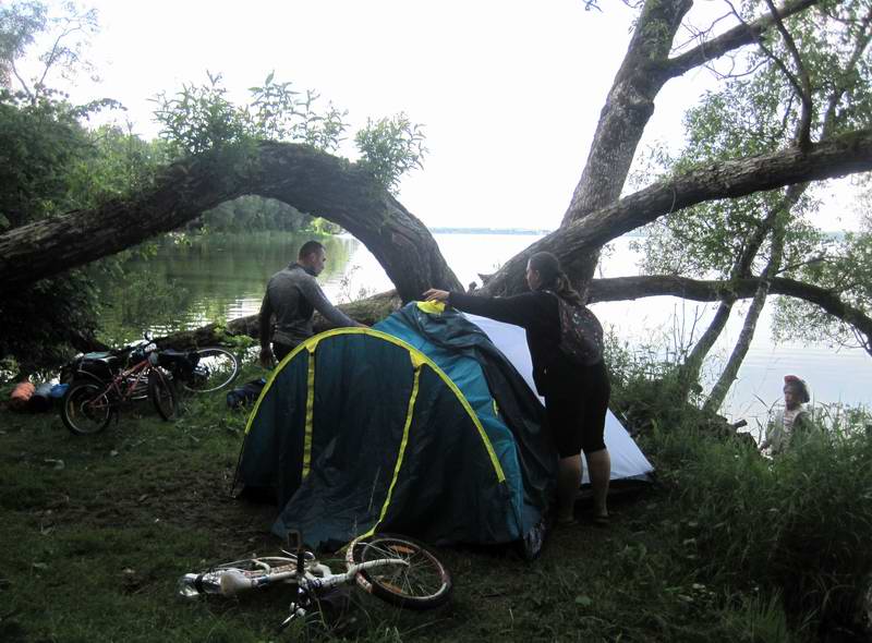 Приехали на Виштынецкое озеро, ставим палатку