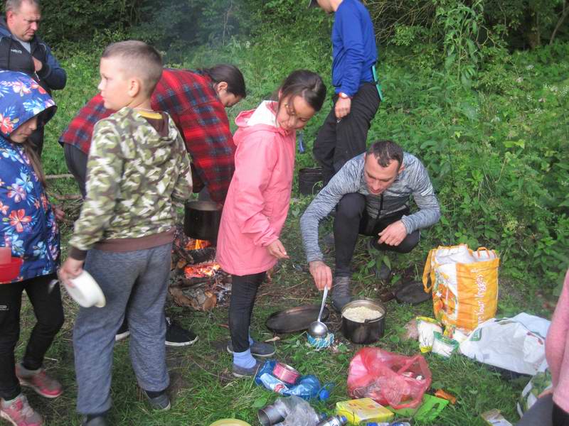 Дети в очереди за бомж-пакетами