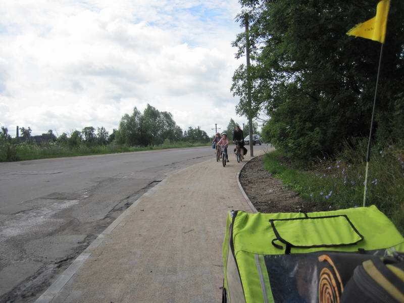 Едем по новому тротуару на ул. Дзержинского