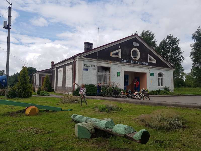 Остановка у магазина и детской площадки в Малиновке