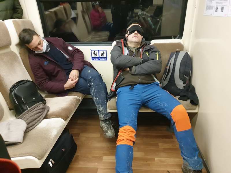 Участники поездки отдыхают