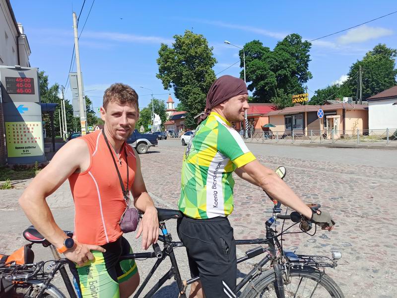 10:25. Фотографируемся с памятником ВОВ на заднем плане для фотофиксации прохождения КП и едем дальше