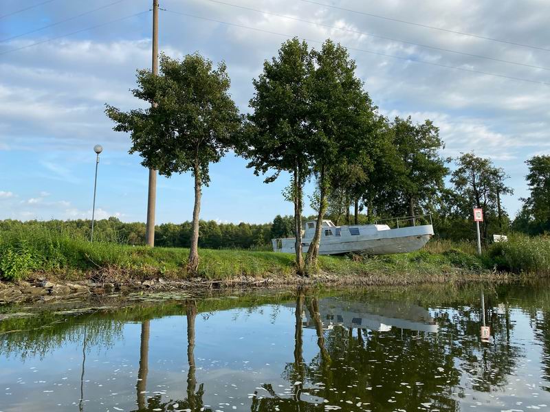 Судно перегораживает проход по дамбе