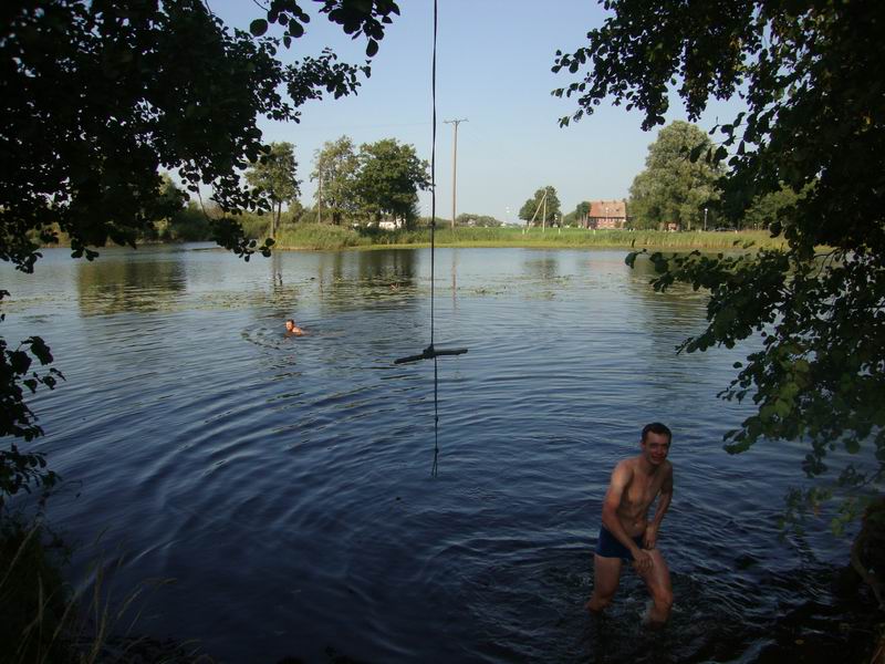 Участники купаются. Вода очень тёплая