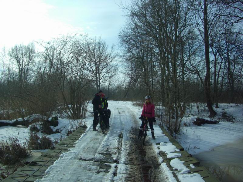 На понтонном мосту в Дюнном <a href='http://koenigbicycle.ru/js/ymapload/mapload.htm?maps/v2106tr.kml&55.2157136666667&21.3573476666667&17&hybrid'><img src='/images/Yandex_Maps_logo_25px.gif'></a> <a href='https://www.google.com/maps?z=15&t=h&q=55.2157136666667,21.3573476666667' target='_blank'><img src='/images/25px-Google_Maps_icon.jpg'></a>