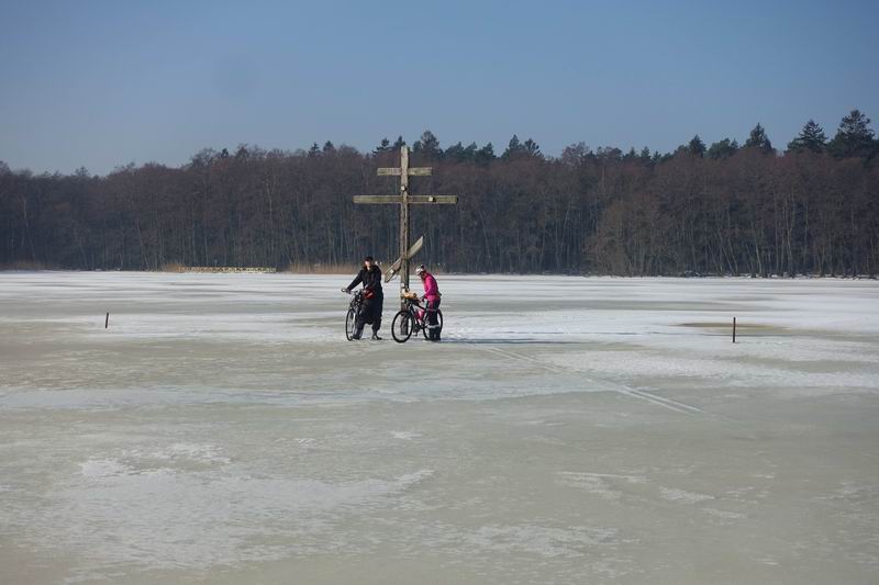 Крест на оз. Чайка <a href='http://koenigbicycle.ru/js/ymapload/mapload.htm?maps/v2106tr.kml&55.1514370087531&20.8246059995528&17&hybrid'><img src='/images/Yandex_Maps_logo_25px.gif'></a> <a href='https://www.google.com/maps?z=15&t=h&q=55.1514370087531,20.8246059995528' target='_blank'><img src='/images/25px-Google_Maps_icon.jpg'></a>