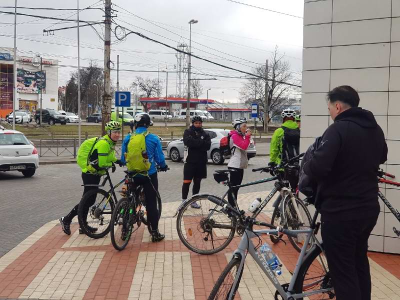 Народ собирается на месте старта №1 <a href='http://koenigbicycle.ru/js/ymapload/mapload.htm?maps/v2110tr.kml&54.70957593360338&20.54351436391585&17&hybrid'><img src='/images/Yandex_Maps_logo_25px.gif'></a> <a href='https://www.google.com/maps?z=15&t=h&q=54.70957593360338,20.54351436391585' target='_blank'><img src='/images/25px-Google_Maps_icon.jpg'></a>