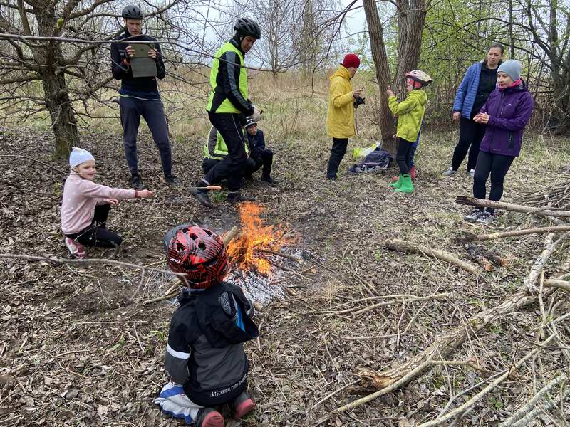 Дети жарят сосиски