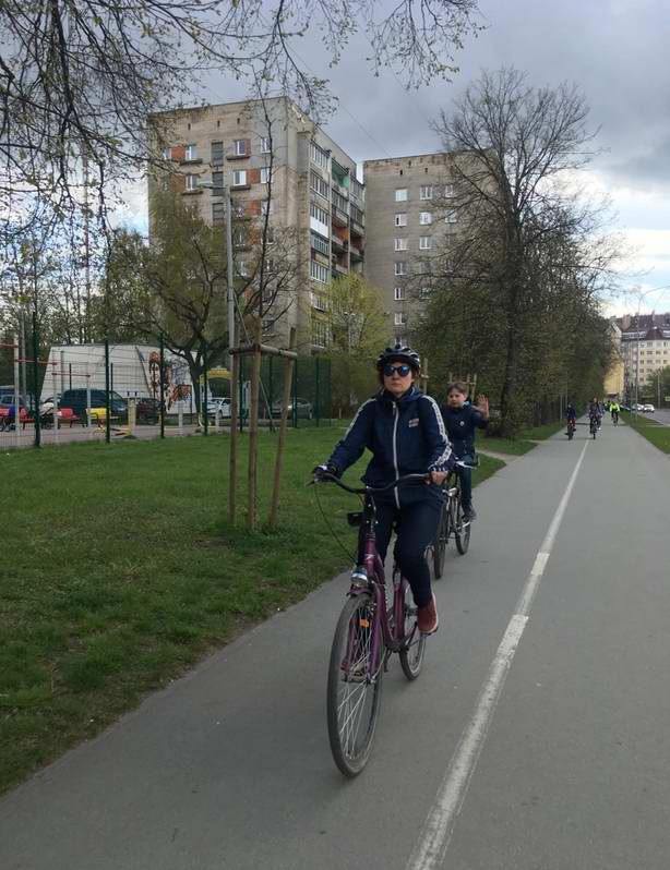 Едем по велодорожке на ул. Гайдара