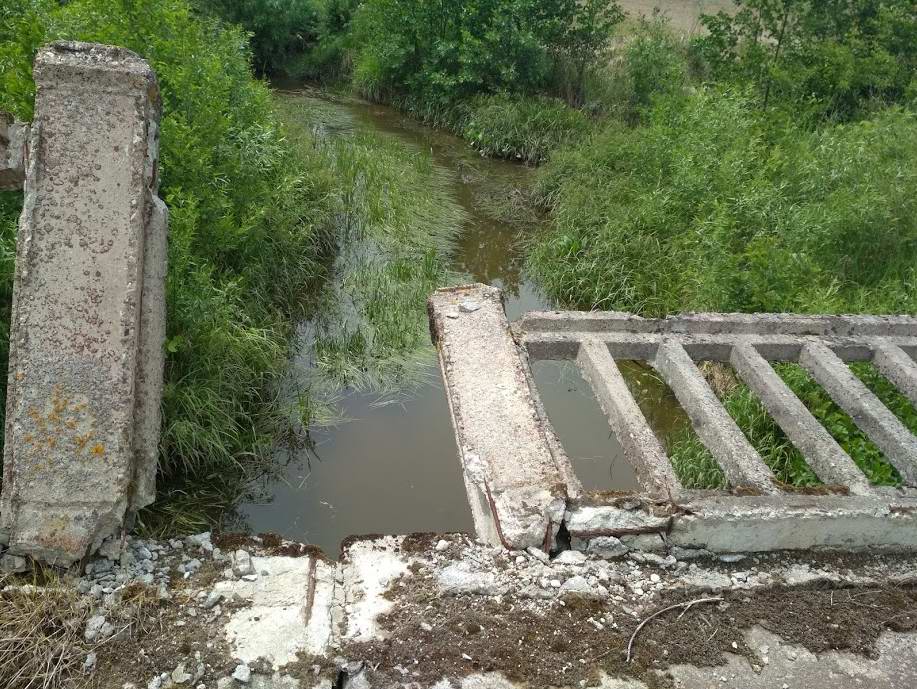 Разломанные перила третьего моста 